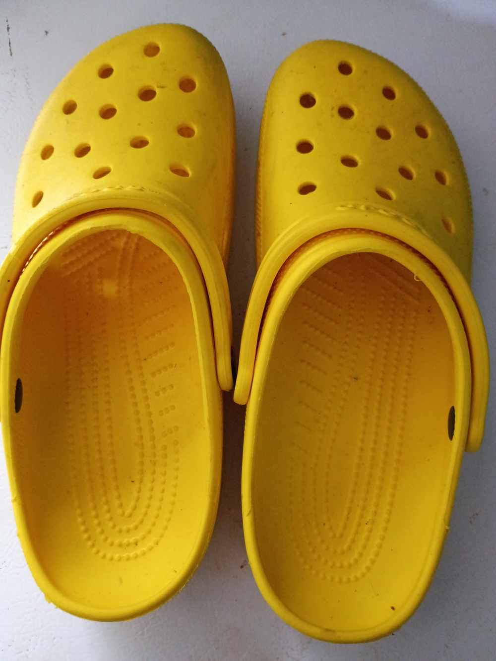 CROCS Classic Clog in Yellow